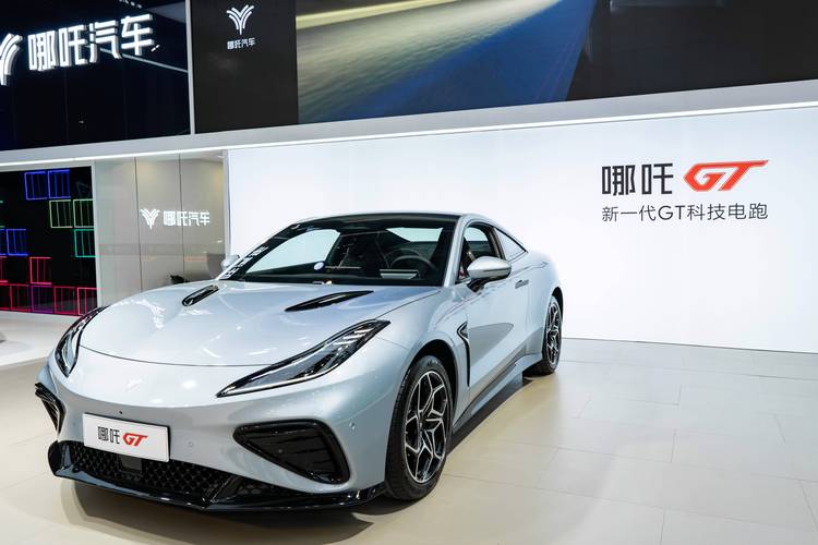 成都145哪吒汽车在智能汽车领域的表现，领途汽车在新能源汽车市场中的影响力